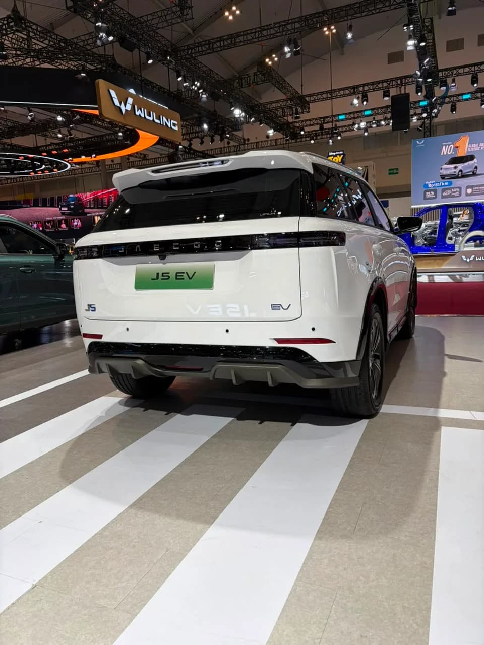 Tampak belakang Jaecoo J5 EV Premium putih di booth GIIAS 2026 dengan roof spoiler besar dan diffuser belakang bertekstur