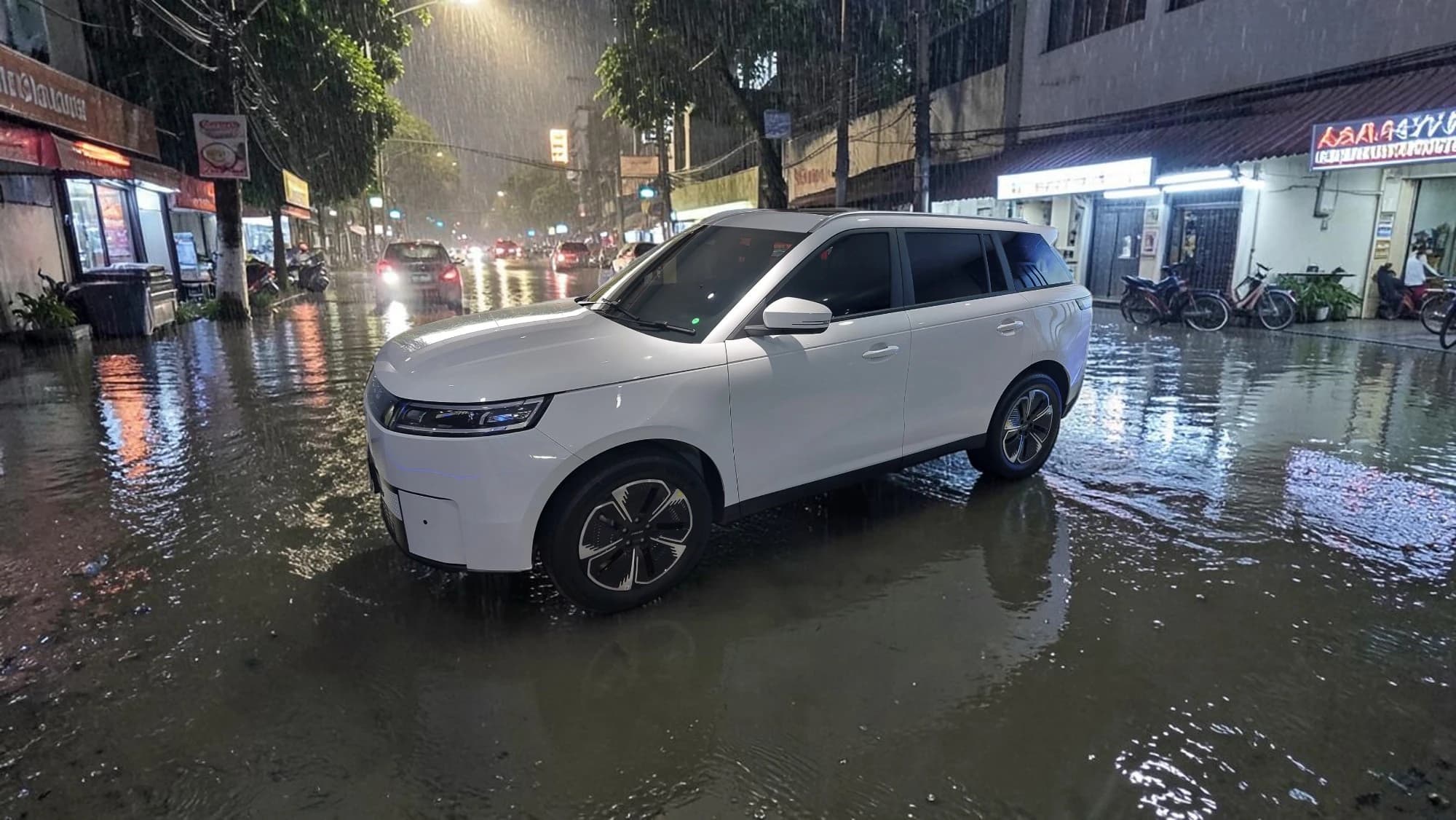 Jaecoo J5 EV Premium SUV Jakarta Official Dealer mendemonstrasikan kapasitas arung air 450mm di kawasan genangan ibu kota.