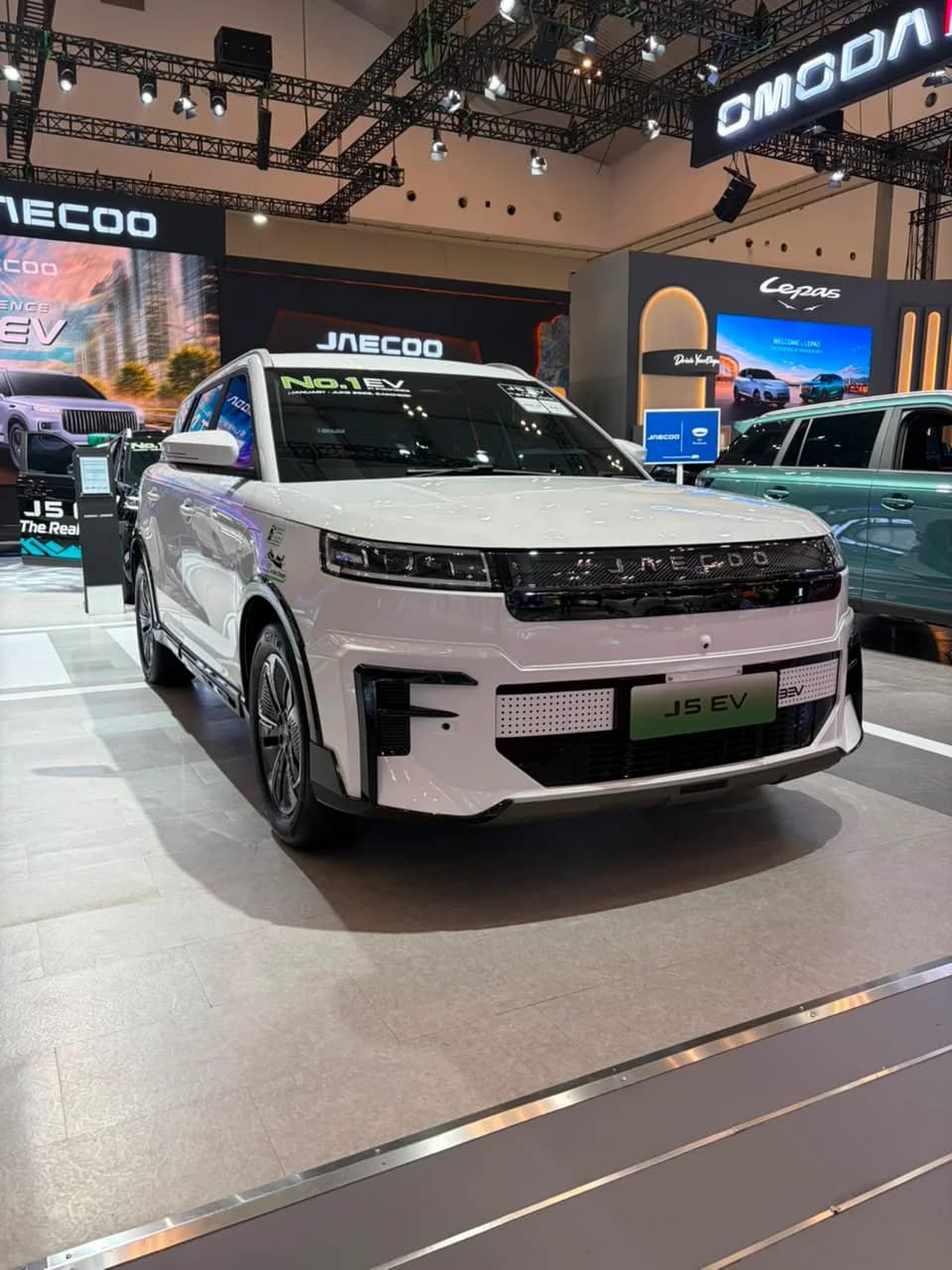 Jaecoo J5 EV Premium putih di booth Jaecoo GIIAS 2026 menjelang batas akhir SPK 9 Agustus 2026