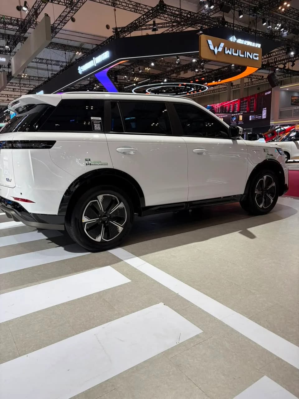 Jaecoo J5 EV Premium tampak samping di booth Jaecoo GIIAS 2026 pada akhir pekan terakhir pameran sebelum penutupan 9 Agustus 2026